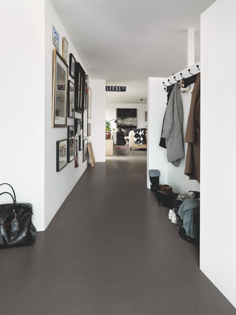 Кварцвиниловая плитка Pergo замковая Optimum Click Tile Минерал Современный черный V3120-40143 1300×320×4,5 фото в интерьере